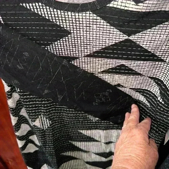 Lularoe XS black‎ & white geometric print long sleeve Lynnae top. NWT. Hi/lo hem - Picture 4 of 10